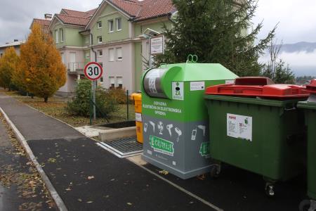 ZABOJNIK ZA ODPADNO ELEKTRIČNO IN ELEKTRONSKO ORODJE IN BATERIJE CERKNICA 10 FOTO LJUBO VUKELIČ